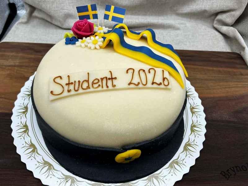 Studentmössetårta med dekor